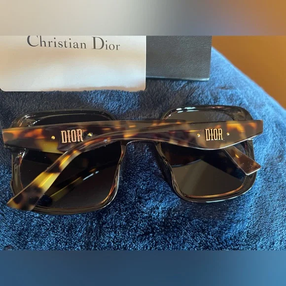 Dior Tortoiseshell Sunglasses with gold detail - Picture 4 of 8